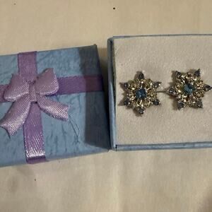 NWT Blue and Silvertone Stud Snowflake Earrings 9/16 inches long